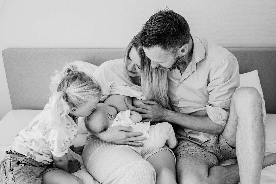 Newborn fotoshoot groningen, gezinnetje borstvoeding