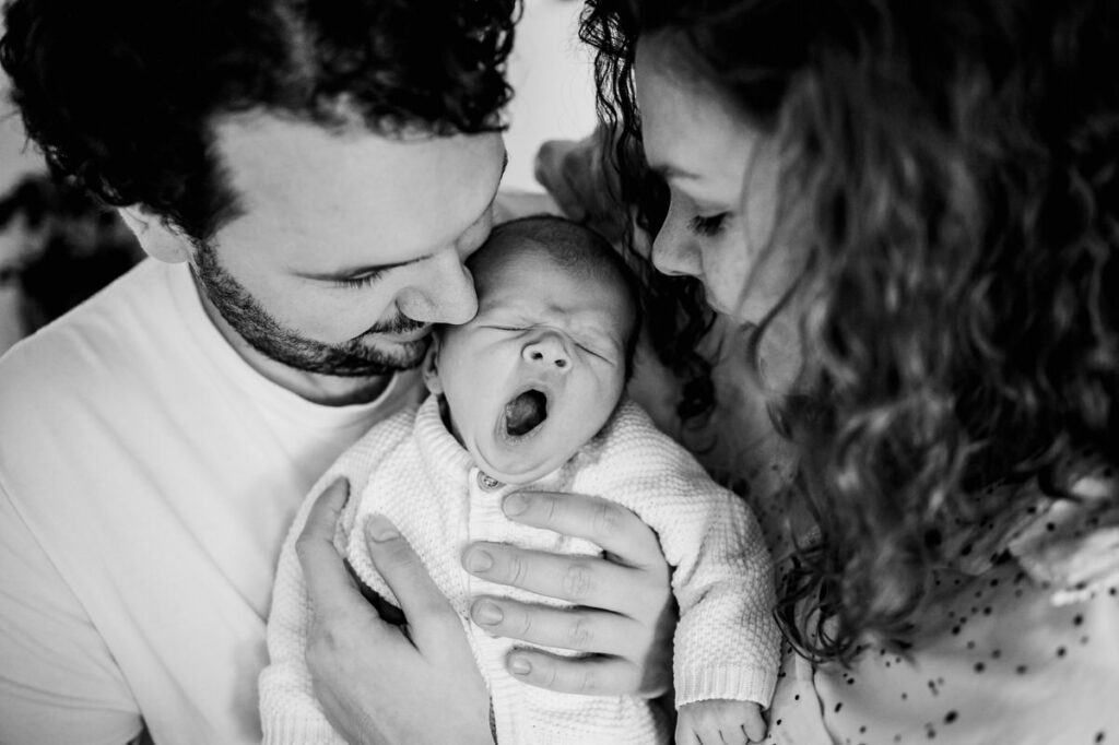 Newborn fotoshoot gapende baby