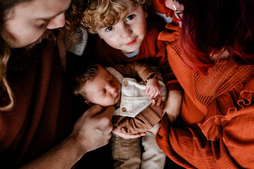 Newborn fotoshoot met twee broertjes in roden