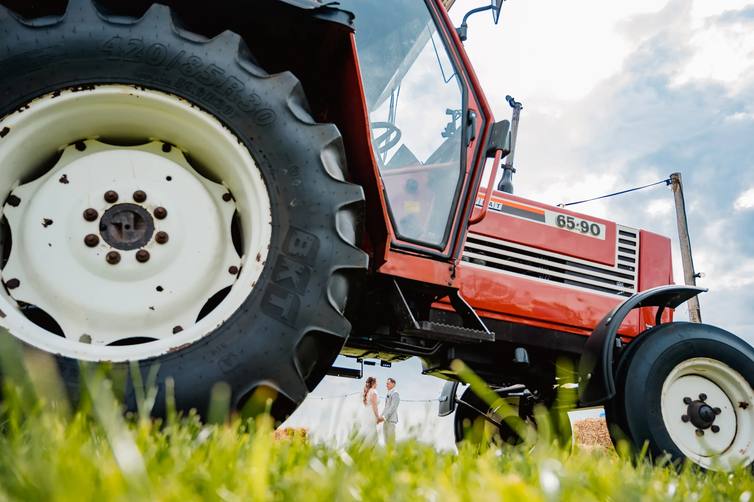 fotograaf groningen trouwen op de boerderij met de trekker en de koeien