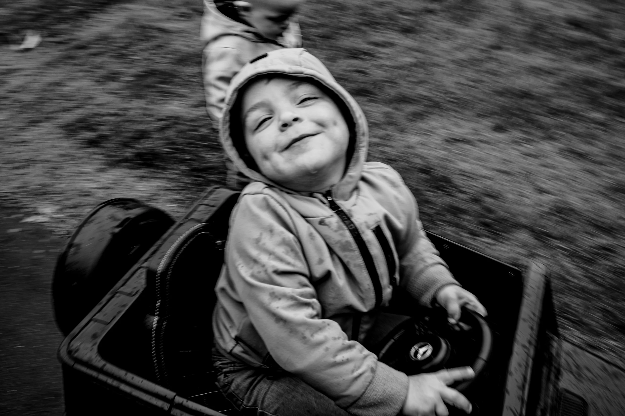 Fotograaf groningen - fotoshoot groningen, spelen in de achtertuin met je gezin