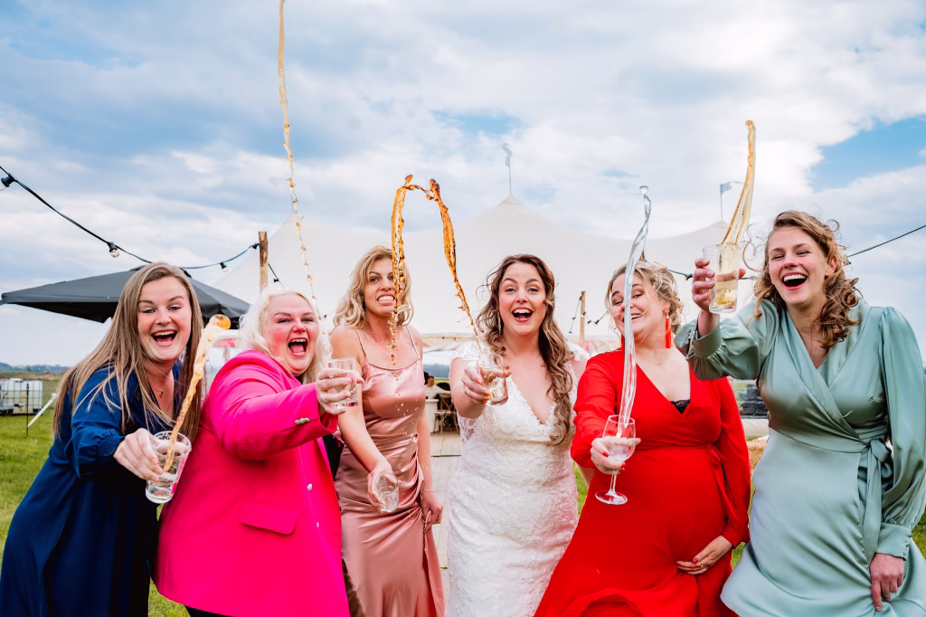 Spontane trouwfoto tijdens de toost met champagne